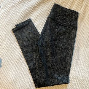 Victoria Sport by Victoria Secret Leggings Size Small Snake Skin Black/Gray